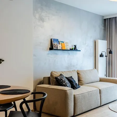 Klimatyzowany Very Berry Z Parkingiem W Poznaniu By Renters Апартаменти Познань